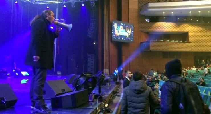 Поклонники Ани Лорак прогнали свободовца Мирошниченко с концерта