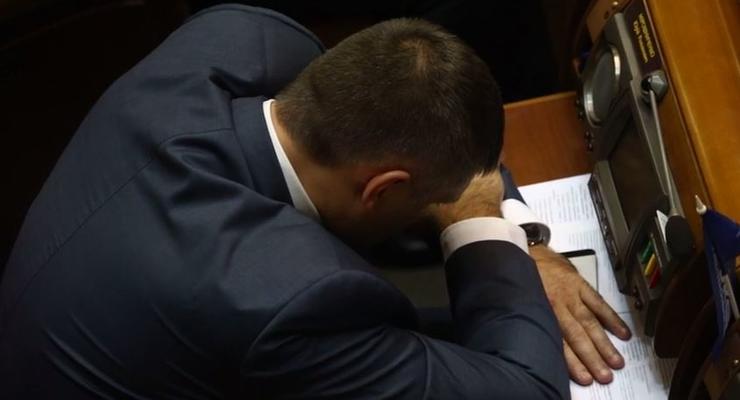 Депутат спит, служба идет: экс-регионал задремал на рабочем месте