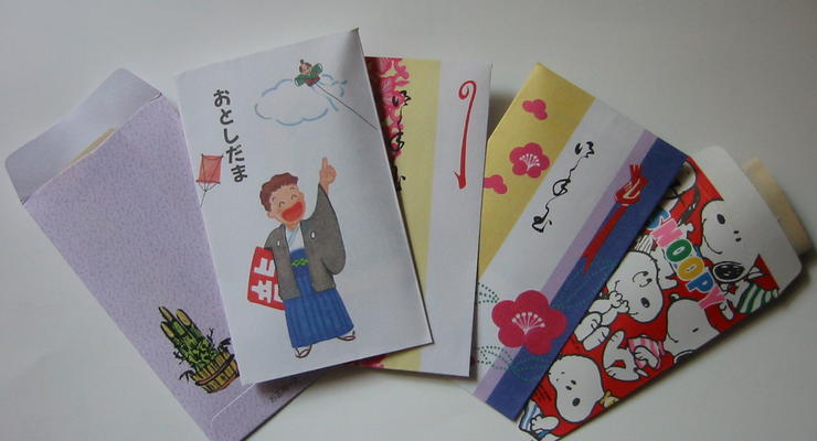 Два японца украли из магазинов 16 тысяч открыток