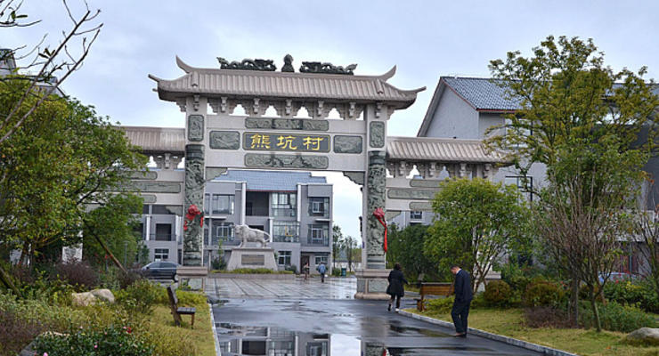 Миллионер из Китая снес родную деревню и заселил земляков в элитное жилье