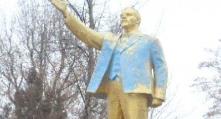 В Одесской области памятник Ленину облили синей краской