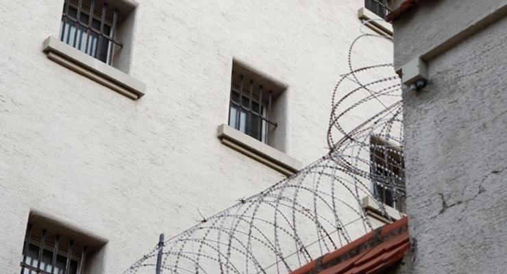 Директор тюрьмы, где смертельно отравились 35 заключенных, пойдет под суд