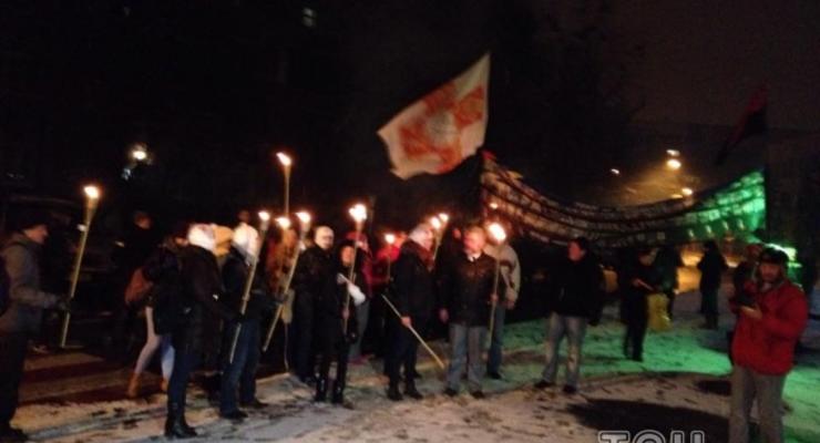 Активисты устроили факельное шествие к зданию МВД в Киеве