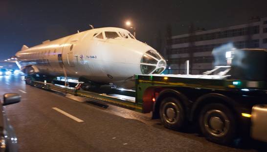 Ночью по улицам Киева провезли президентский самолет: фоторепортаж