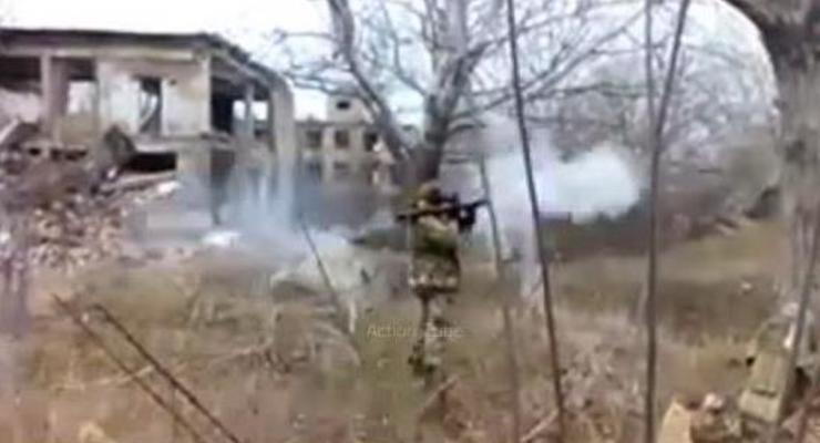 Сепаратисты сняли на видео, как стреляют из гранатомета по зданию