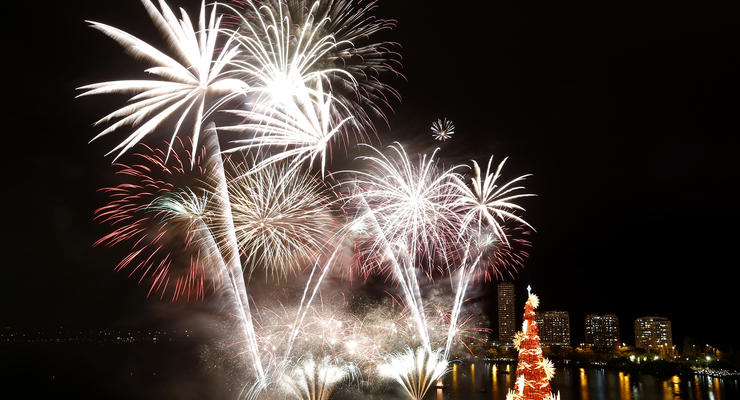 В мировых столицах зажигаются новогодние елки