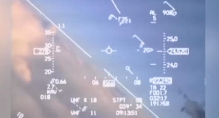 Опубликовано видео, как российский МиГ "подрезал" норвежский истребитель