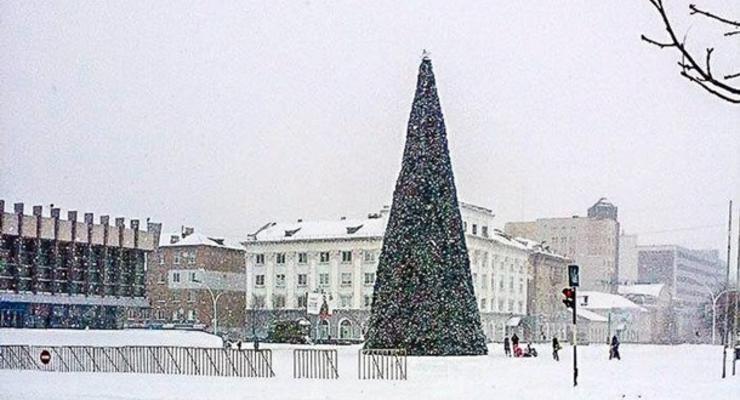 В подконтрольном сепаратистам Луганске установили новогоднюю елку