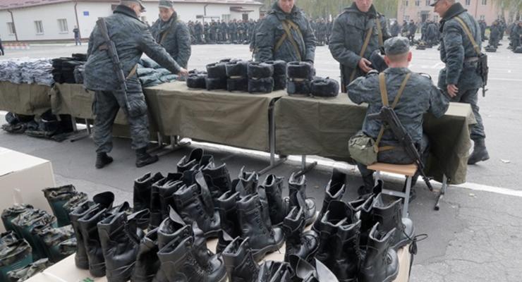 В МВД показали комплект теплой одежды для бойцов на Донбассе