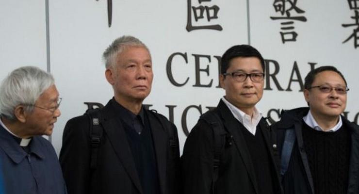 Лидеры протестов в Гонконге сдались в полицию