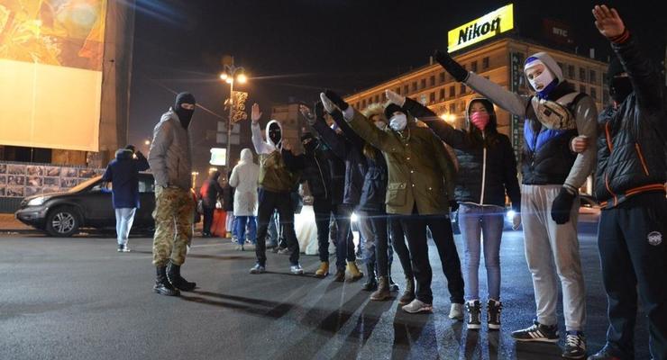 Активисты второй день подряд перекрывают Крещатик
