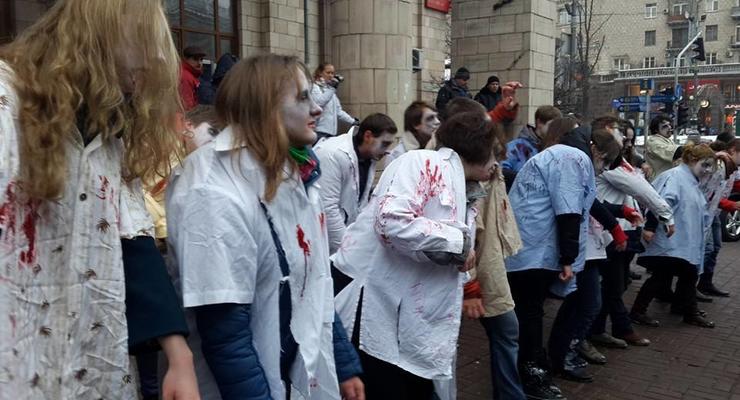"Зомби" под Нацсоветом протестовали против трансляций российских сериалов