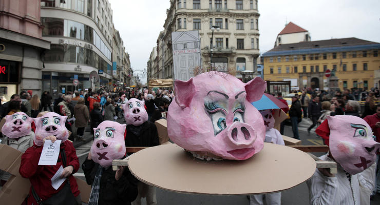 Корреспондент: Восточная Европа оказалась на пороге массовых протестов