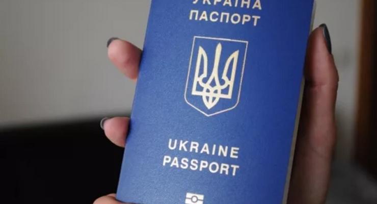 В Киеве презентовали биометрические паспорта