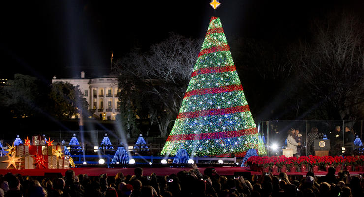 Обама зажег огни на рождественской елке перед Белым домом