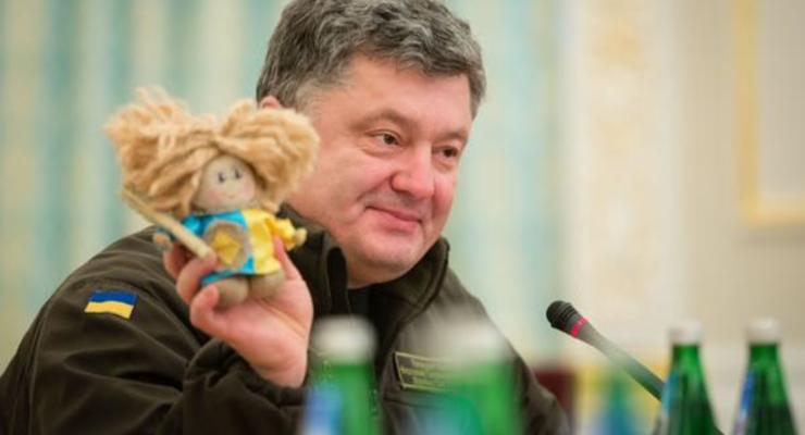 День в фото: кукла Порошенко и защитники Отечества