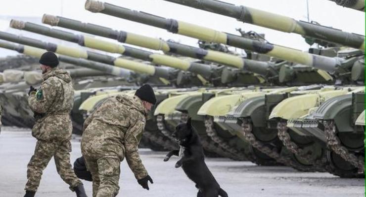 Фото недели: новые танки для АТО, бой в Грозном, голая Femen под СБУ
