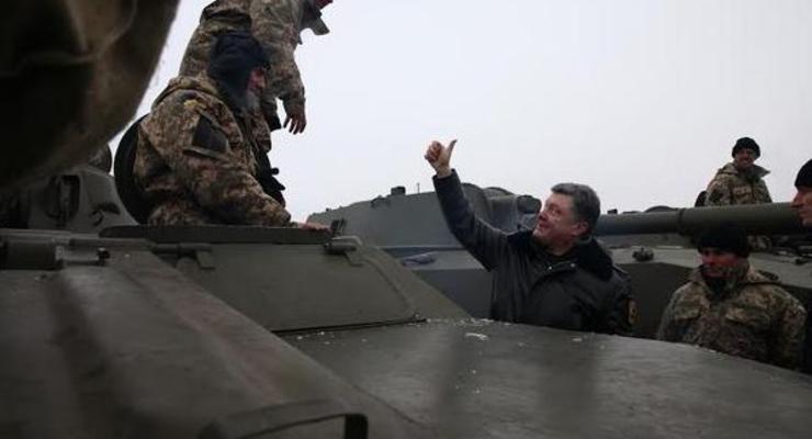 Порошенко присвоил звание Героя Украины троим военным