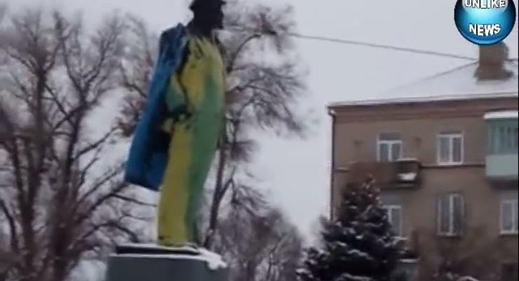 В Днепропетровской области свалили памятник Ленину