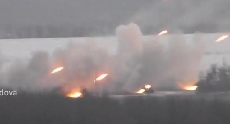 Жители сняли на видео, как сепаратисты стреляют из "Градов" под Донецком