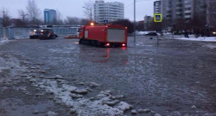 Коммунальный потоп. В России прорыв трубы превратил в реку целую улицу