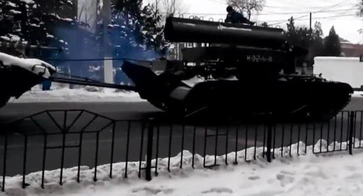 Боевики военной техникой повредили авто на улице Донецка - очевидцы