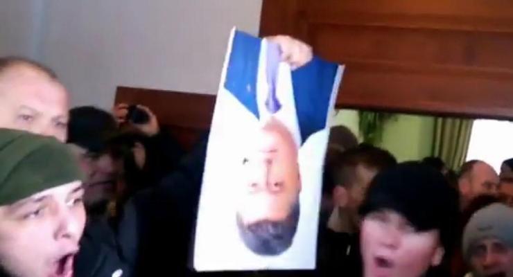 В Виннице арестовали активиста, порвавшего портрет Порошенко