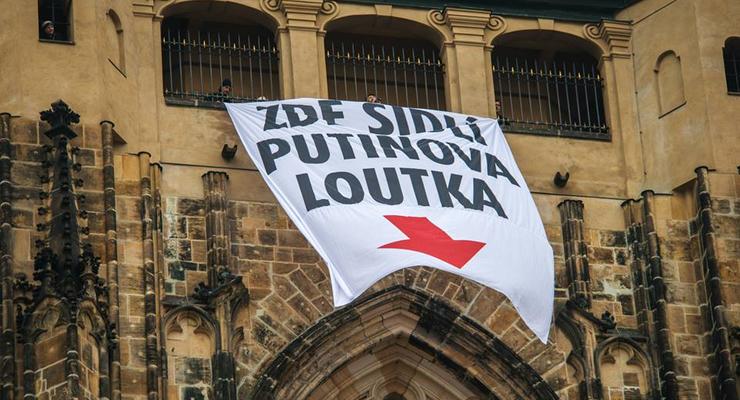 На Пражском Граде вывесили баннер "Здесь сидит марионетка Путина"