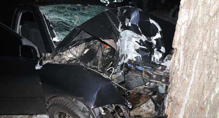 В Киеве автомобиль врезался в дерево: трое погибших, один раненый