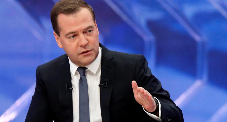 "В одной лодке с народом". Медведев призвал россиян набраться терпения