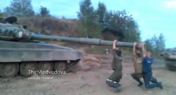"Карусель". В сети появилось видео, как военные катаются на пушке танка