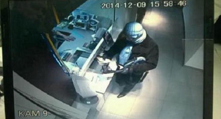 Появилось видео, как в Киеве мужчина с пистолетом ограбил банк
