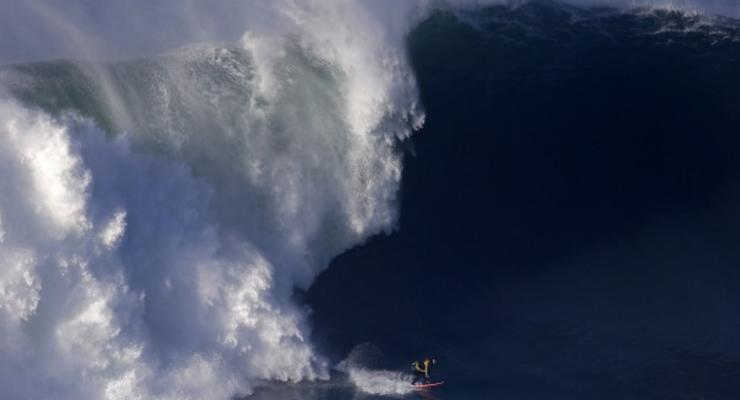 Лови волну: серферы покорили гигантские волны в Португалии
