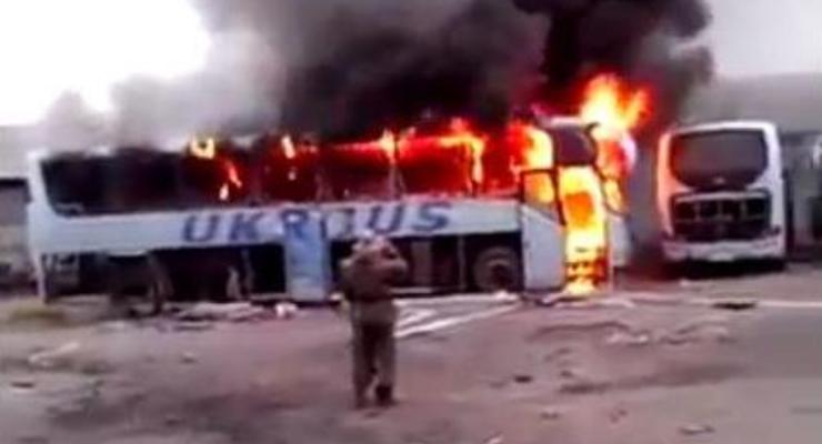 Сепаратисты фотографировались у горящего автобуса