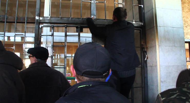 В Горловке люди штурмом взяли здание райадминистрации - СМИ