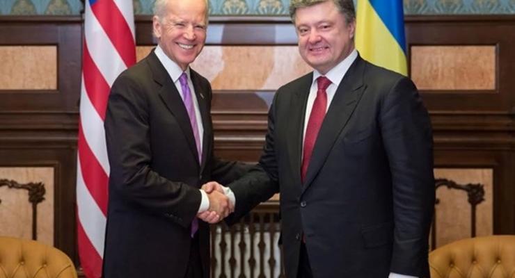 Байден пообещал Порошенко добиться помощи Украине от МВФ