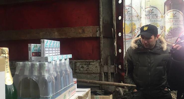 Парасюк и Семенченко заявили, что нашли водку в гуманитарке Ахметова