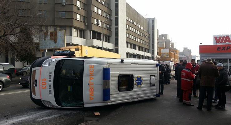 В центре Киева ДТП: перевернулась машина "скорой помощи"
