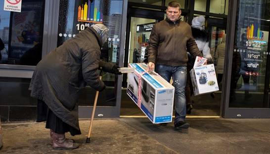 Россияне опустошают магазины после обвала рубля