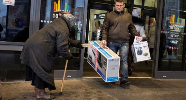 Россияне опустошают магазины после обвала рубля