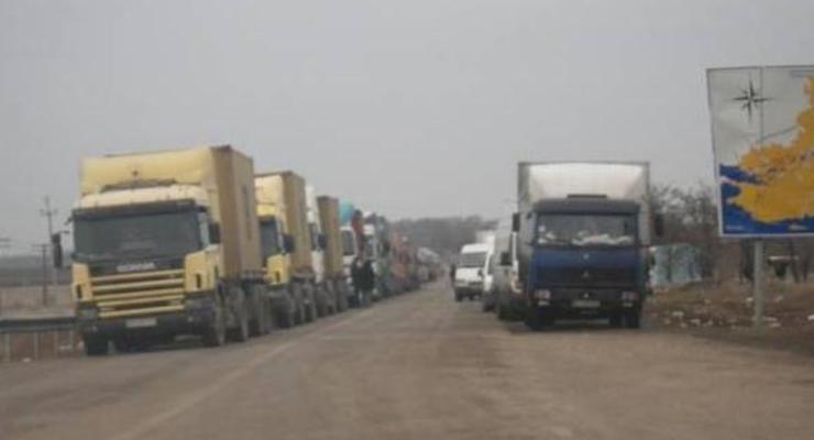 На границе с Крымом скопилось более тысячи авто, очереди растут
