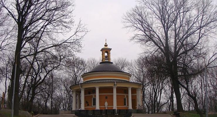 В Киеве храм на Аскольдовой могиле забросали "коктейлями Молотова"