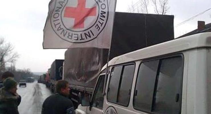 Гумколонна Красного Креста подъезжает к Луганску