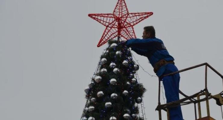 В Харькове зажгли самую высокую елку, а в Крыму - "с кремлевской звездой"