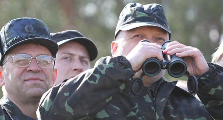 Турчинов опроверг заявления о патрулях российских военных на Донбассе