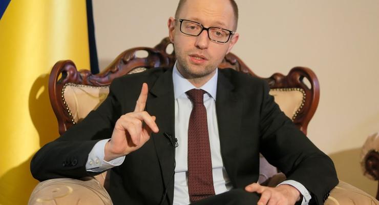Яценюк обещает не урезать выплаты украинцам