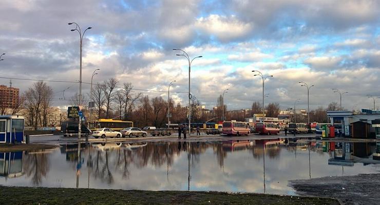 У автостанции Южная в Киеве образовалось "озеро"