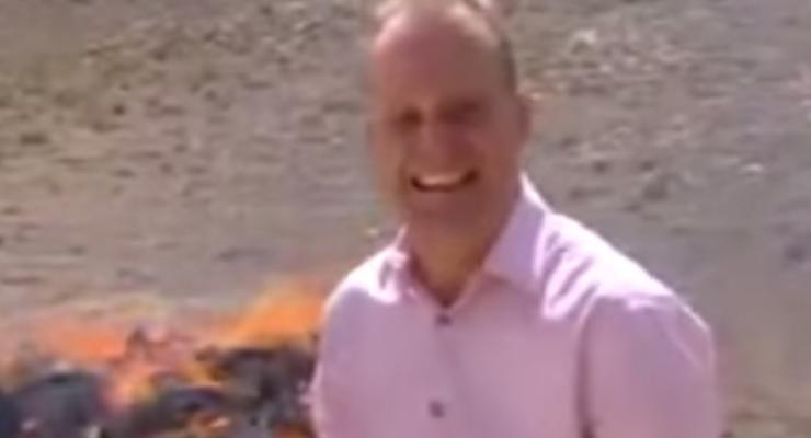 Журналист не смог сдержать смех во время съемки горящего гашиша