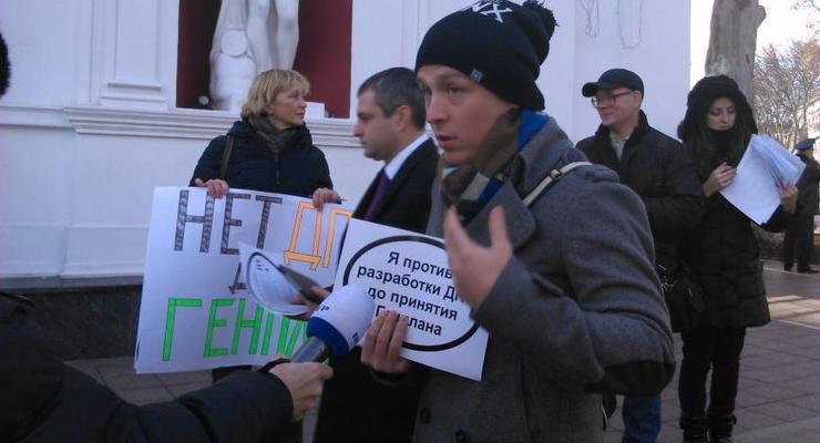 На митинге в Одессе активисты бросались на депутатов