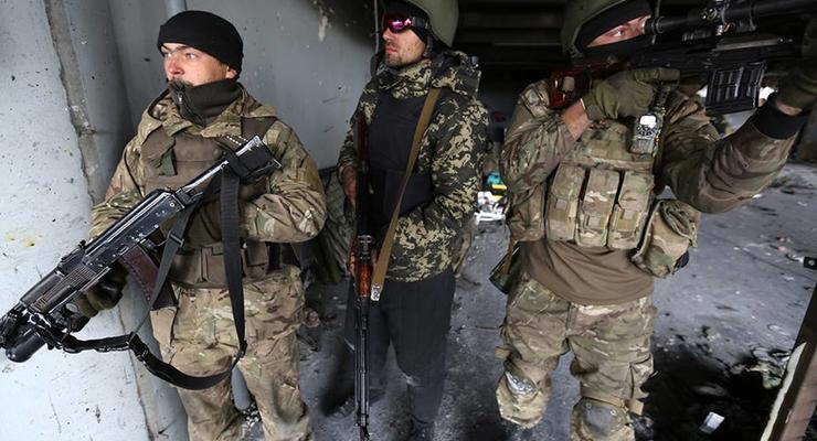 Как проходит ротация "киборгов": сепаратисты обыскивают десантников
